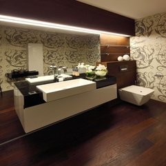 Apartment Creamy Floral Wallpaper Motif In Bathroom Artistic - Karbonix