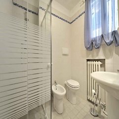 Apartment White Bathroom - Karbonix