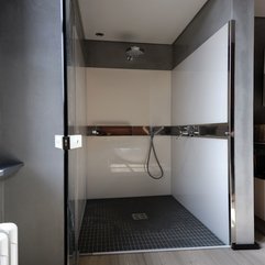 Area With Glazed Door Bathroom White Shower - Karbonix