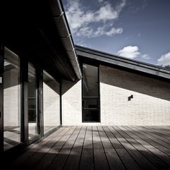 Artistic Designing Minimalist Wood House - Karbonix