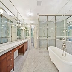 Bathroom Equipped With Glazed Wall And Wooden Table Luxurious White - Karbonix