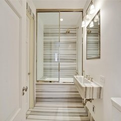 Bathroom Equipped With Glazed Wall For Shower Area Striped White - Karbonix