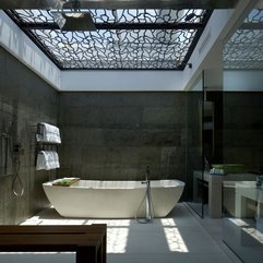 Bathroom With Stone Wall Open Roof - Karbonix