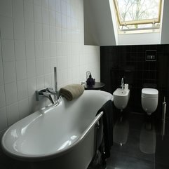 Bathtub On White Wall Placed Near White Closet On Glossy Black Wall Oval White - Karbonix