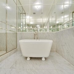 Bathtub Placed Under Mirror On Wall Oval White - Karbonix