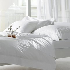 Bed With Uniquely Pillows - Karbonix