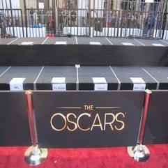 Best Inspirations : Behind The Scenes At The 2013 Oscars Red Carpet When PR Meets - Karbonix