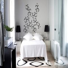 Black And White Apartment Bedroom With Patterned Wall And Floor - Karbonix