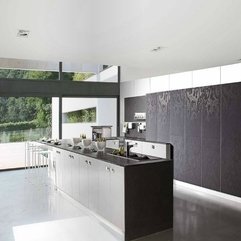 Black Wallpaper In Black White Glossy Kitchen Looks Elegant - Karbonix