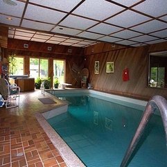 Brown Wooden Structured Wall In Contrast With Framed Ceiling Ceramics Floor Dark - Karbonix