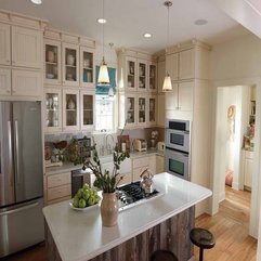 Cabinets In Kitchen With Green Apples Glass - Karbonix