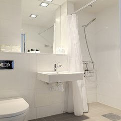 Casual Bathroom Design In White Color Dominate Coosyd Interior - Karbonix