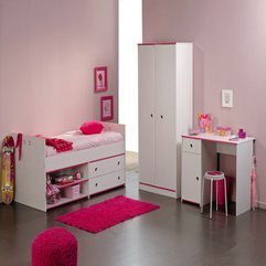 Classy Pink Bedroom Design With Pinewood Furniture And Lime Green - Karbonix