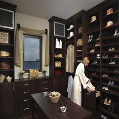 Closet With Dark Wooden Funiture Walk In - Karbonix