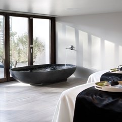 Comfort Tuby Marble Bathtub With Simple Clean Parquete Floor For Bathroom - Karbonix