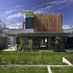 Contemporary Home With Green Yard Blue Sky View Two Level - Karbonix
