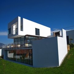 Contemporary Residence With Green Yard Three Level - Karbonix