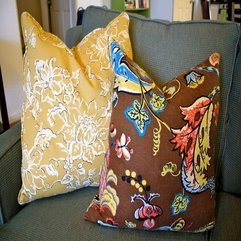 Couches With Flower Motif Decorative Pillows - Karbonix