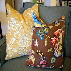 Couches With Flower Motif Decorative Pillows - Karbonix