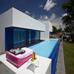 Country House With Fresh Outdoor Pool Design In Modern Style - Karbonix