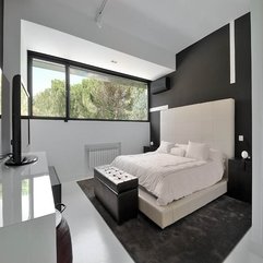 Creamy Platform Placed On Black Carpet Black White Bedroom White Bed - Karbonix