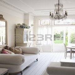 Daybed With Cushions And Glass Chandelier In White Home Interior - Karbonix