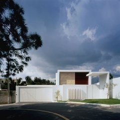 Facade View White Home - Karbonix