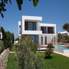 Green Front Yard Of Contemporary Residence Trees In - Karbonix