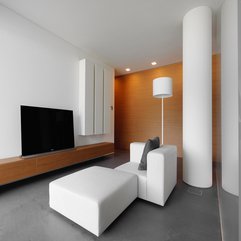 Grey Cushions Facing Screen Flat Tv On Wooden Table White Sofa - Karbonix