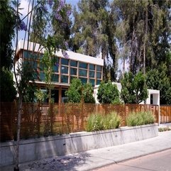 Home Completed With Green Plants In Yard Wooden Fence In Modern Style - Karbonix