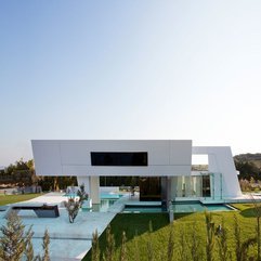 Home In White Painted With Large Column Futuristic Style - Karbonix