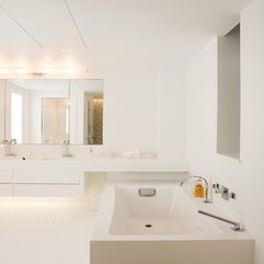 Interior Design White Nuance Office Restroom - Karbonix