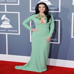 Katy Perry Took The 2013 Grammys Red Carpet By Storm In A Dazzling - Karbonix
