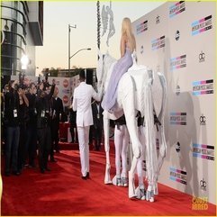 Best Inspirations : Lady Gaga Rides 39 Horse 39 On AMAs 2013 Red Carpet 2013 American - Karbonix