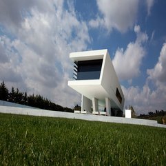 Level With Black Accents Viewed From Green Yard Upper Residence - Karbonix