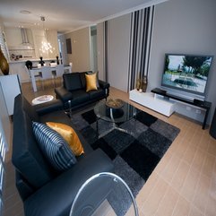 Living Room With Black Leather Sofas Surround Round Glass Table On Square Rug Deluxe - Karbonix