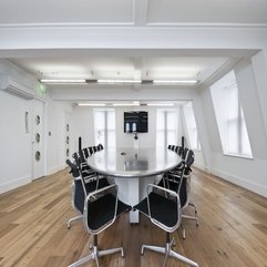 London Meeting Room With Circular Table Dentsu - Karbonix