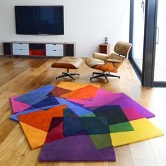Modern Colorful Rug Combined By Laminate Flooring Cozy Arm Chair - Karbonix