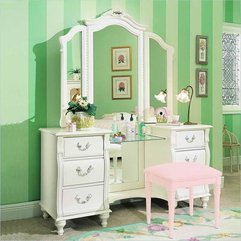 Organizing The Makeup Vanities With Green Wall How - Karbonix