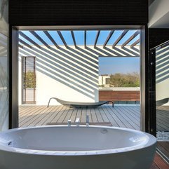 Outside View Through Glazed Wall White Bathtub - Karbonix