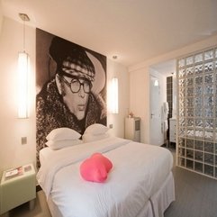 Paris Bedroom With Artistic Painting Decoration Kube Hotel - Karbonix