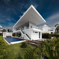 Plants Surrounds The White Home Completed With Infinity Pool In Green - Karbonix