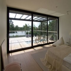 Quilt In White Bed Overlooking Outside View Through Glazed - Karbonix