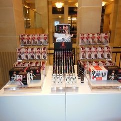 Best Inspirations : Red Carpet Manicure Unveils Holiday Pop Up Shop At Henri Bendel - Karbonix