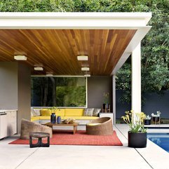 Residence Equipped With Colorful Interior Patio Space - Karbonix