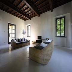 Room Equipped With Rattan Chairs And Black Sofa Lather - Karbonix