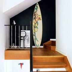 Surfboard With White Drawing In The Corner Of Apartement Flowery - Karbonix