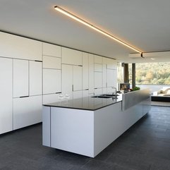Table Combined With Glossy Black Surface White Kitchen - Karbonix