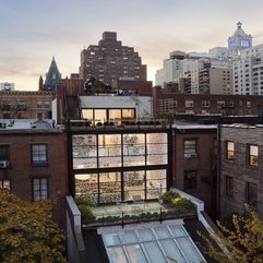 Transparent Glazed Window Townhouse Equipped - Karbonix