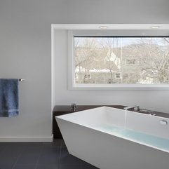 Under Glazed Window With Outside View White Bathtub - Karbonix